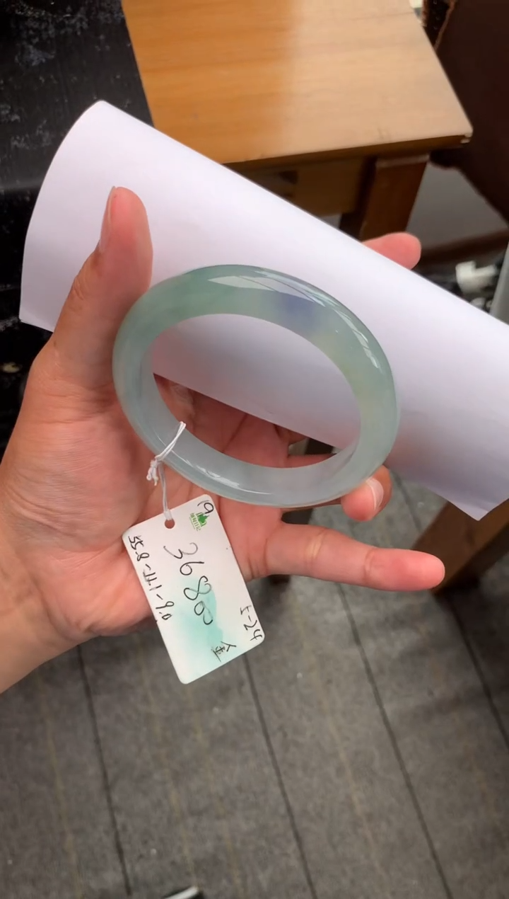 翡翠手镯未镶嵌自带#520送礼#，联系客服核对地址~