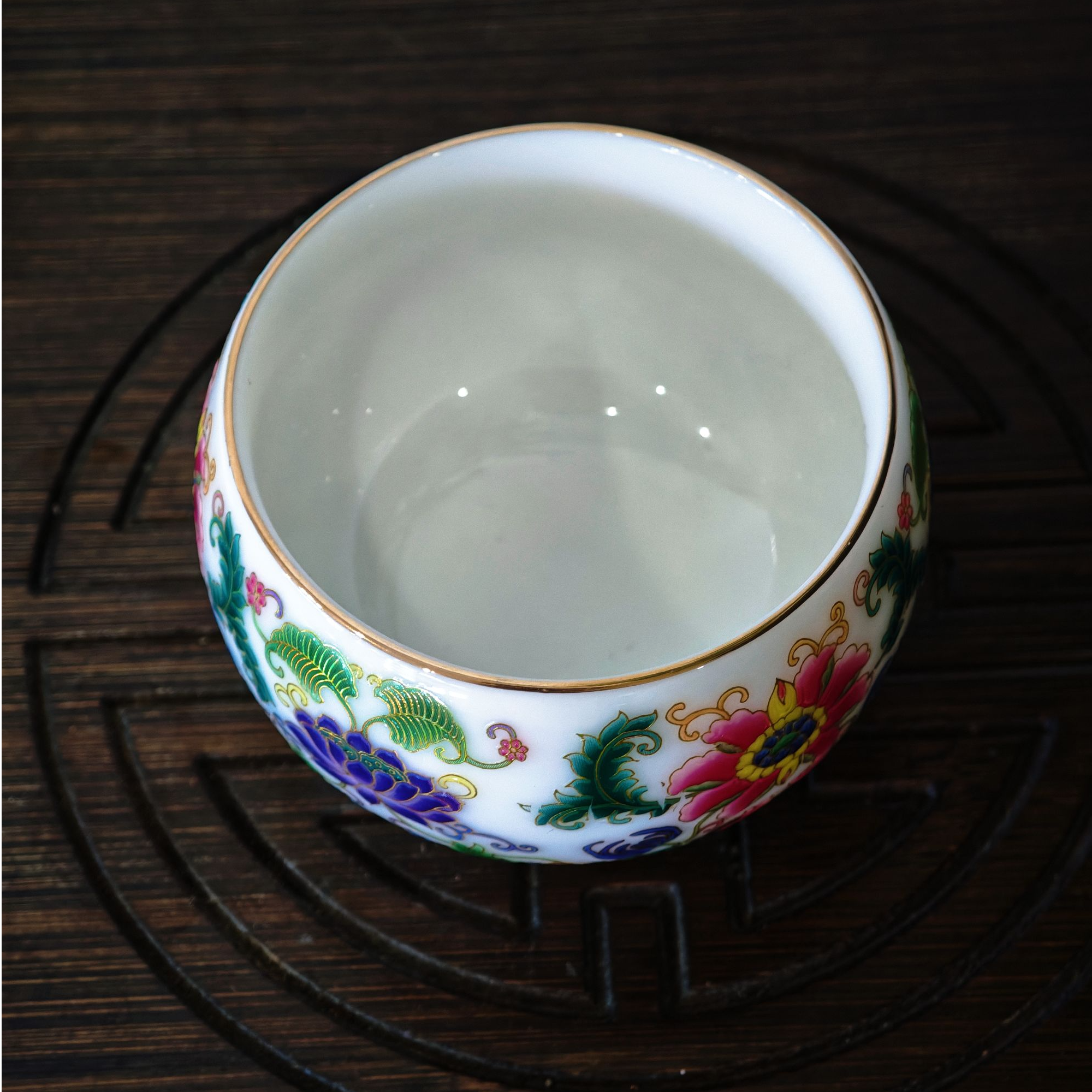 雕花陶瓷纪念杯珐琅彩缠枝