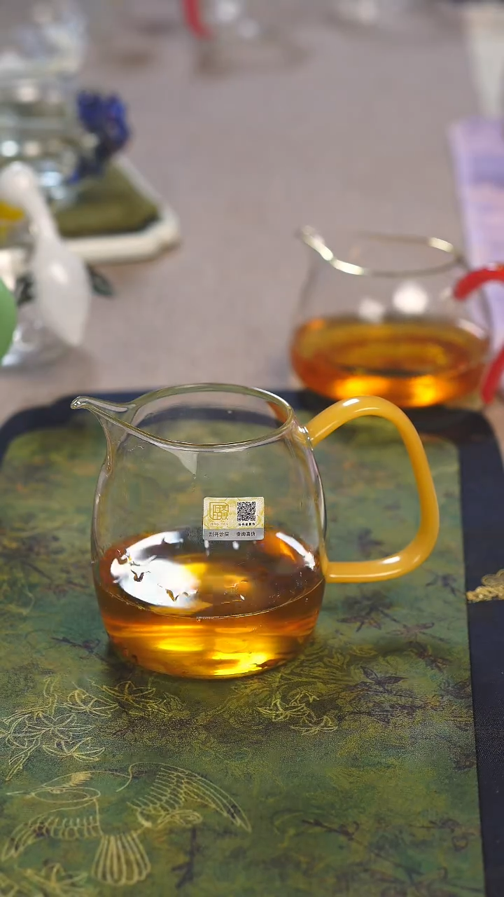 清云公道杯晶焱金标黄玉色