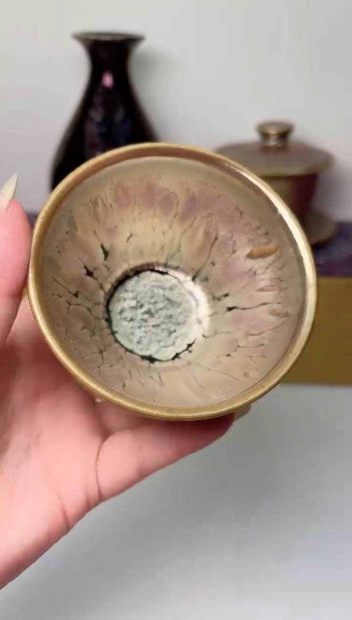 【闪购商品】茶盏春申阁福利1只，微微瑕冠军