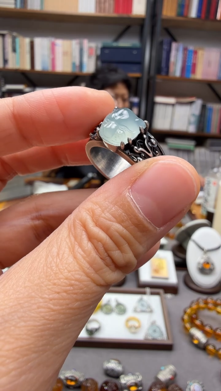 颈饰未镶嵌翡翠戒指
