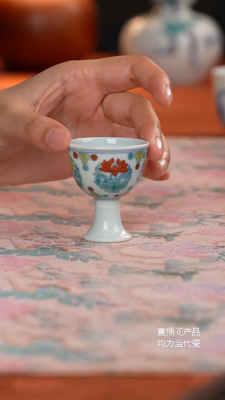 源明青忆斗彩高足小杯