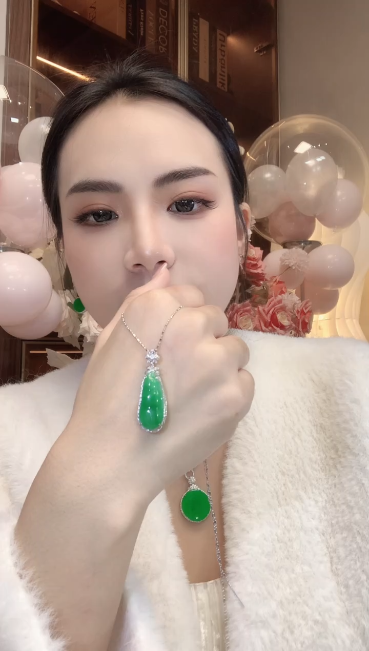 【闪购商品】翡翠吊坠(不含链)18K金镶嵌A17