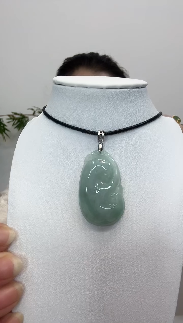 翡翠银S925镶嵌颈饰如意