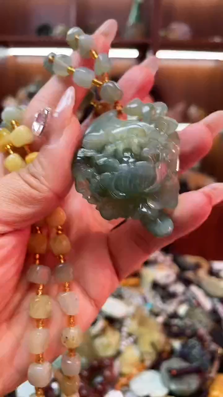 未镶嵌蛇纹石玉吊坠   