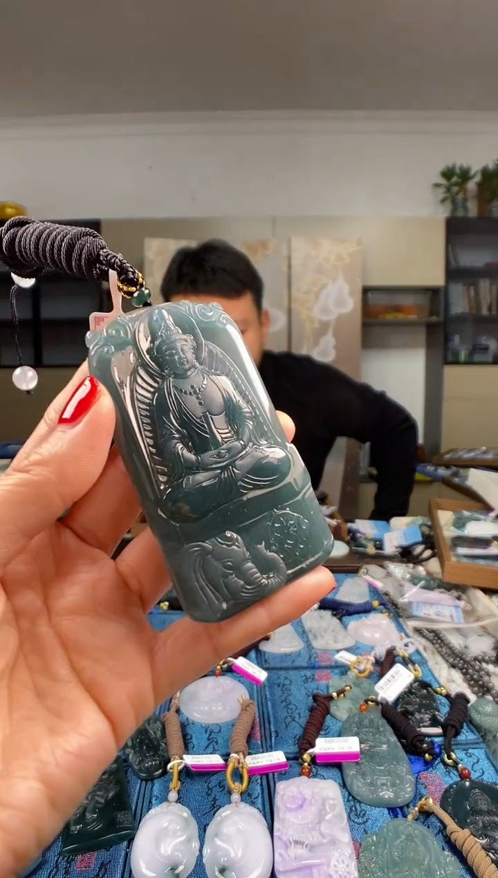 颈饰未镶嵌翡翠 多样性发其一