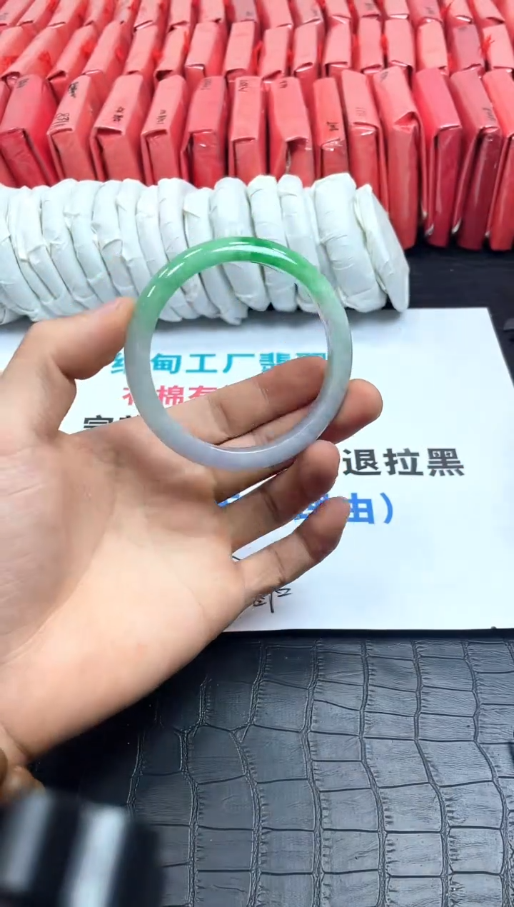 翡翠手镯未镶嵌所见所得，高冰美人镯！