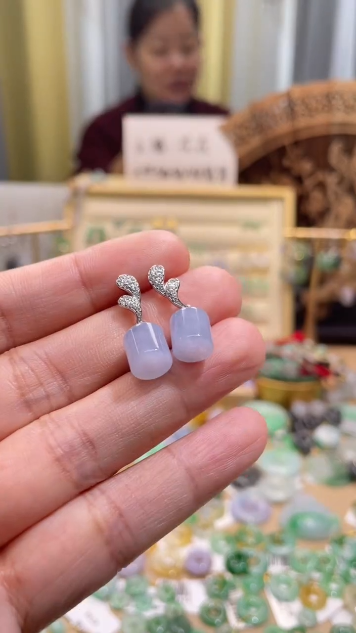 颈饰未镶嵌翡翠落*?珠子一对耳钉