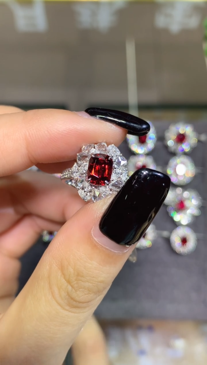 18K金镶嵌戒指尖晶石1.37CT