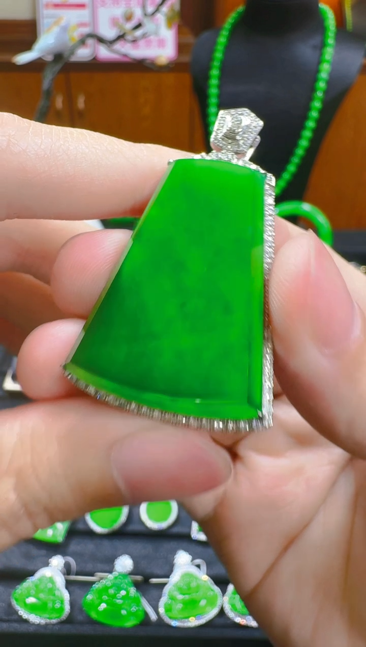 【闪购商品】翡翠吊坠(赠链)18K金镶嵌天然a货翡翠