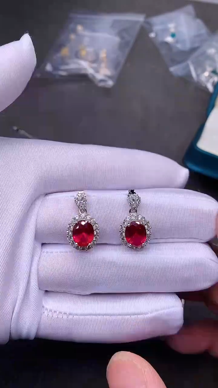 【闪购商品】红宝石耳饰银S925镶嵌........