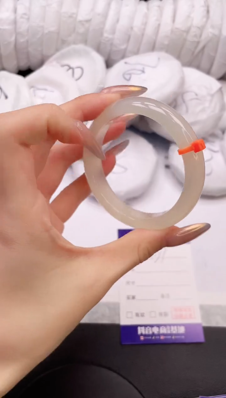 【闪购商品】石英质玉手镯未镶嵌31K471-54