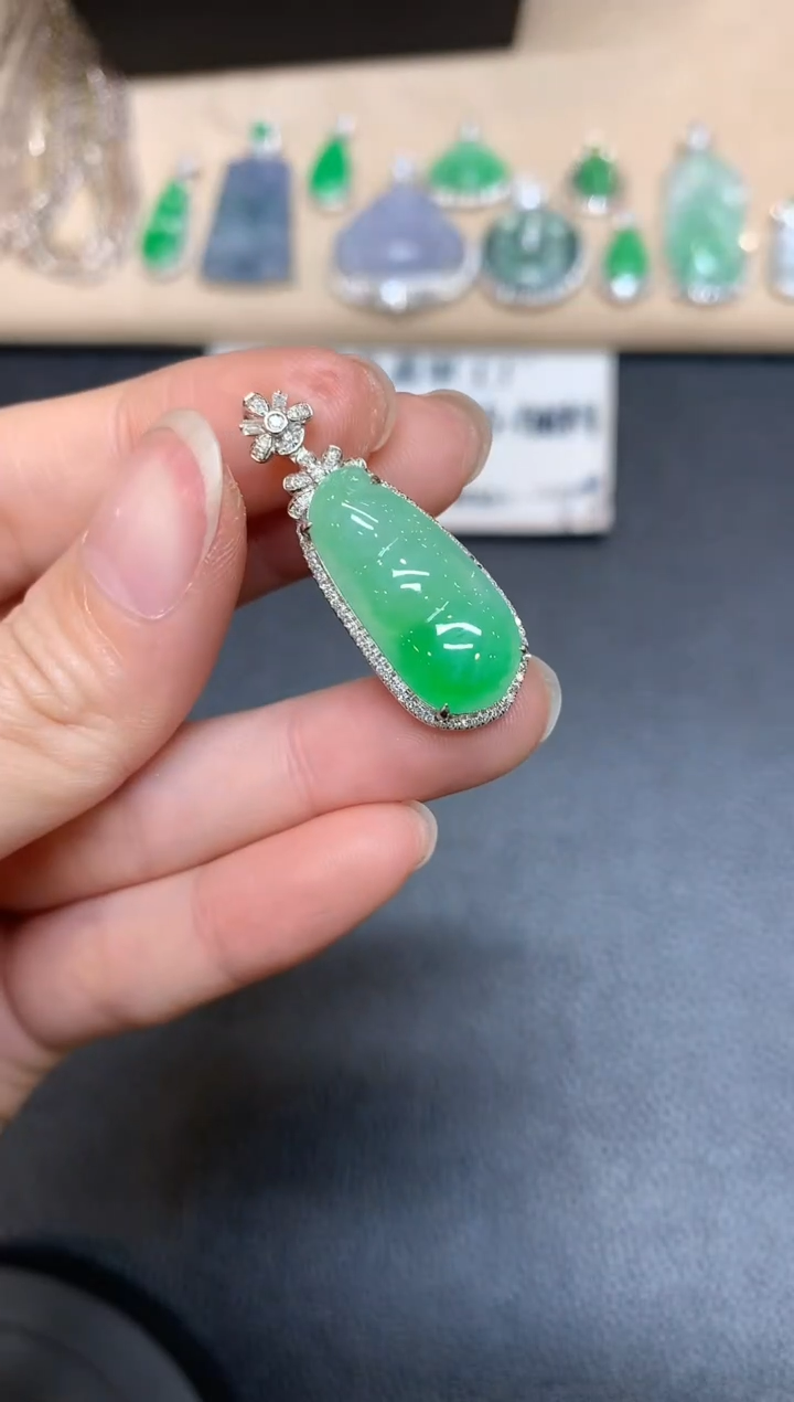 【闪购商品】翡翠颈饰18K金镶嵌福豆【无服务费