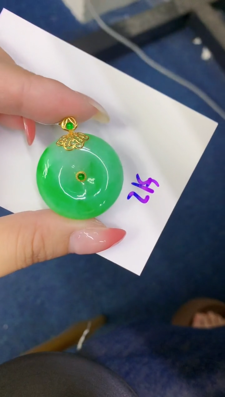 翡翠18K金镶嵌颈饰缅甸天然翡翠A货