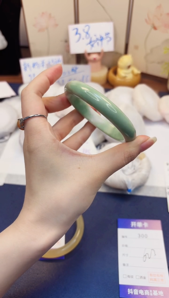 【闪购商品】石英质玉手镯未镶嵌300-翠玉-圈口62