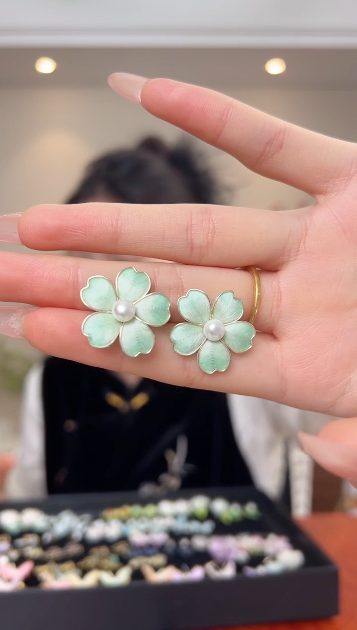 刺绣绿色掐丝绒花耳钉