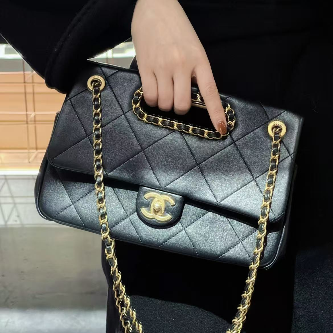 99新 Chanel/香奈儿 7姐专场/黑金镂空手柄CF链条包 29开
