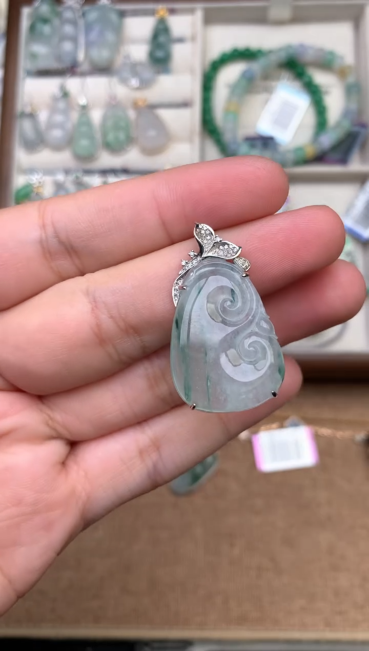 18K金镶嵌挂件翡翠1