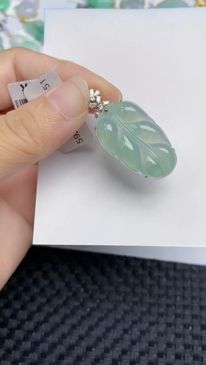 翡翠18K金镶嵌颈饰天然翡翠A货