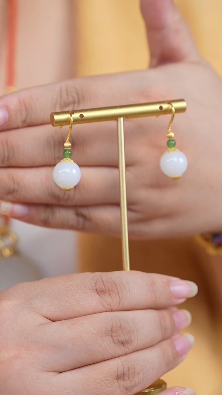 18K金镶嵌和田玉耳饰Q00437