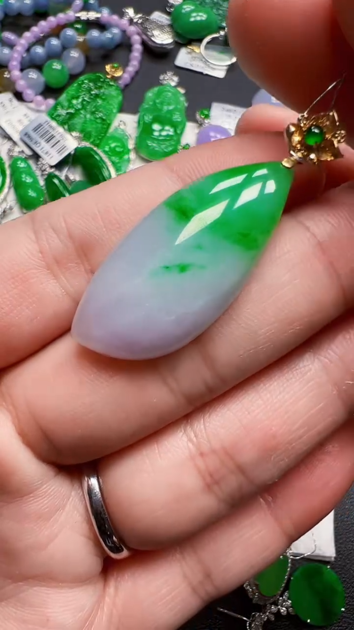 颈饰18K金镶嵌翡翠瓜