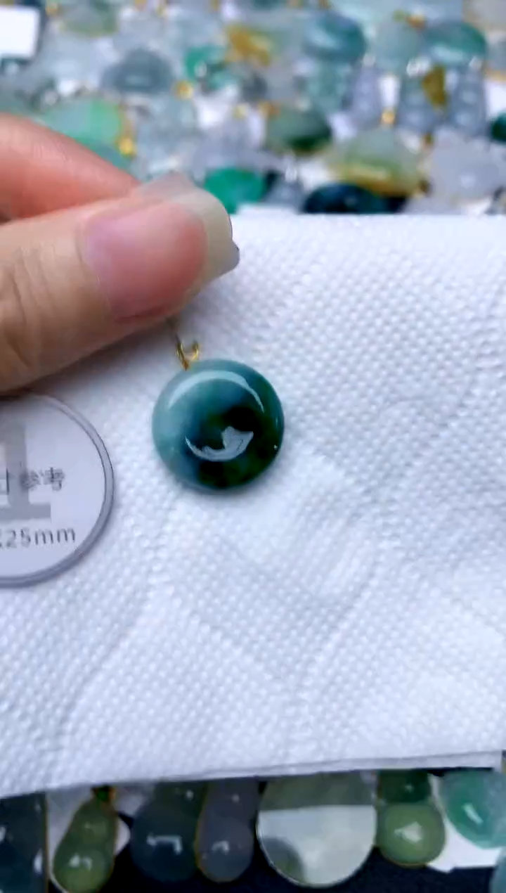 颈饰18K金镶嵌翡翠天然A货翡翠