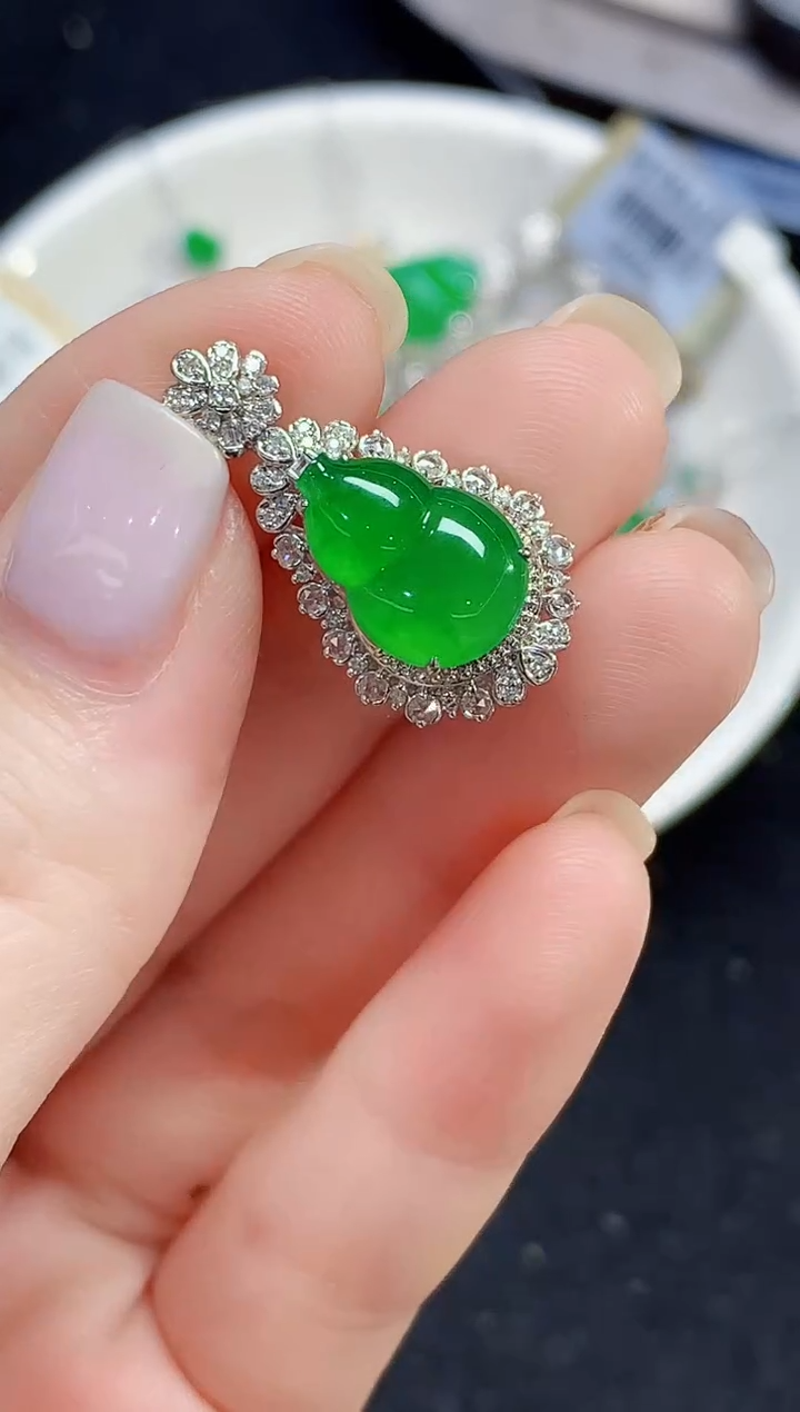 吊坠(不含链)18K金镶嵌翡翠LSR多样性发其一