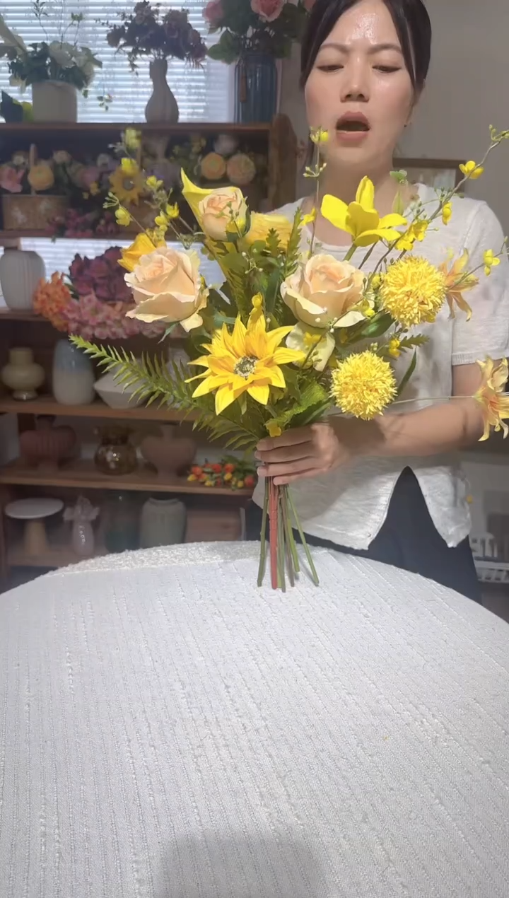 79  黄色系手感向日葵马蹄莲混搭花束，清仓尾货福利