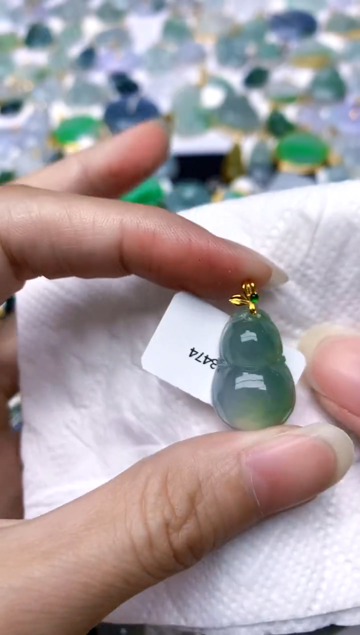 颈饰18K金镶嵌翡翠天然A货翡翠