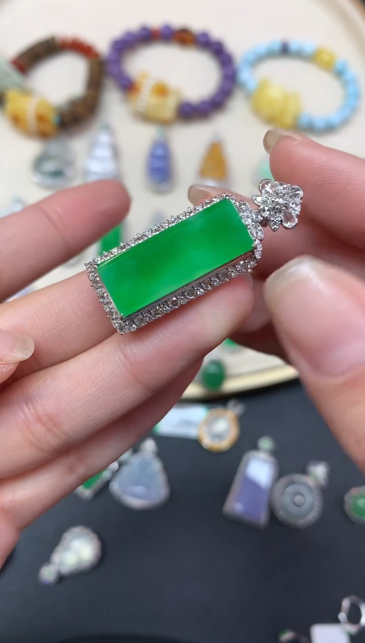 【闪购商品】翡翠吊坠(不含链)18K金镶嵌吊坠A96|29800