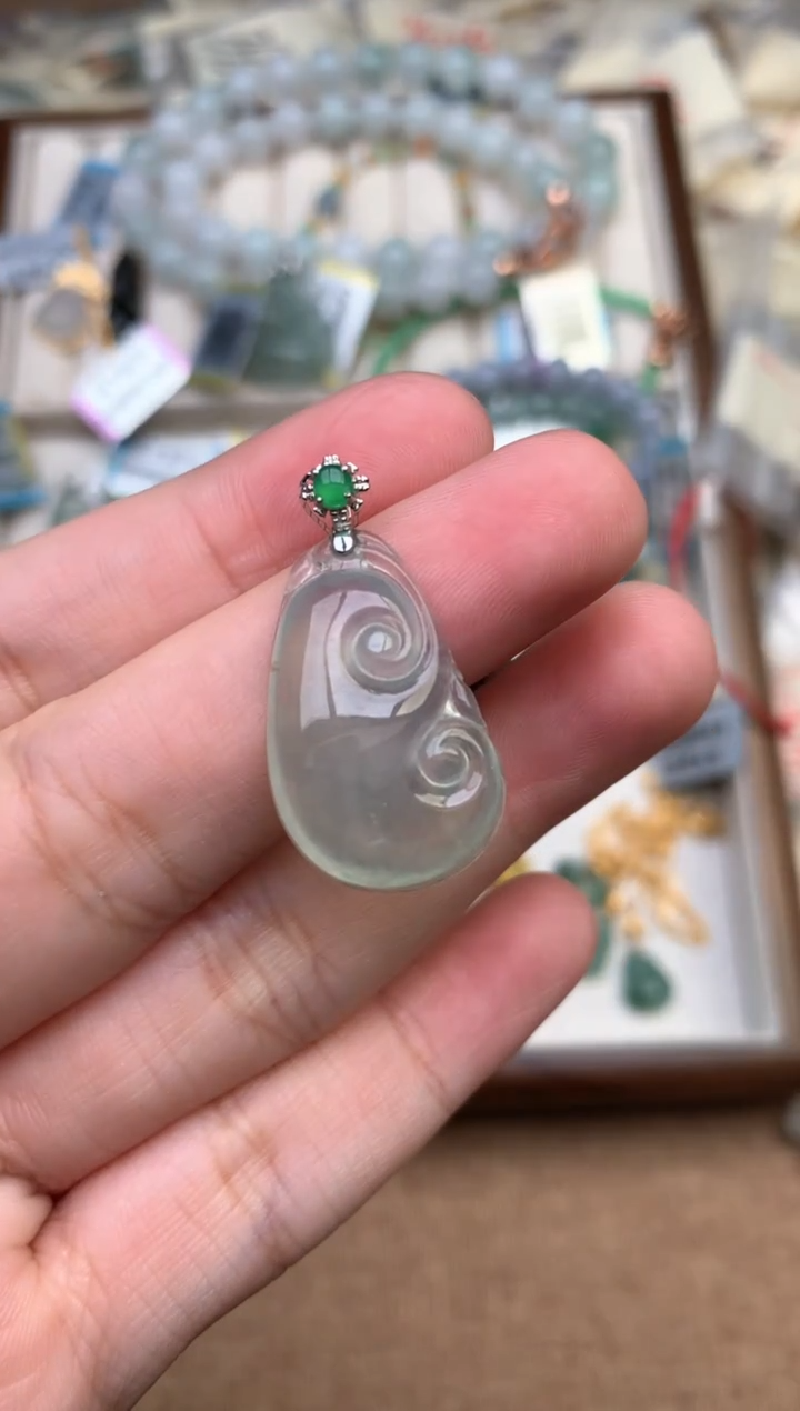 18K金镶嵌挂件翡翠一