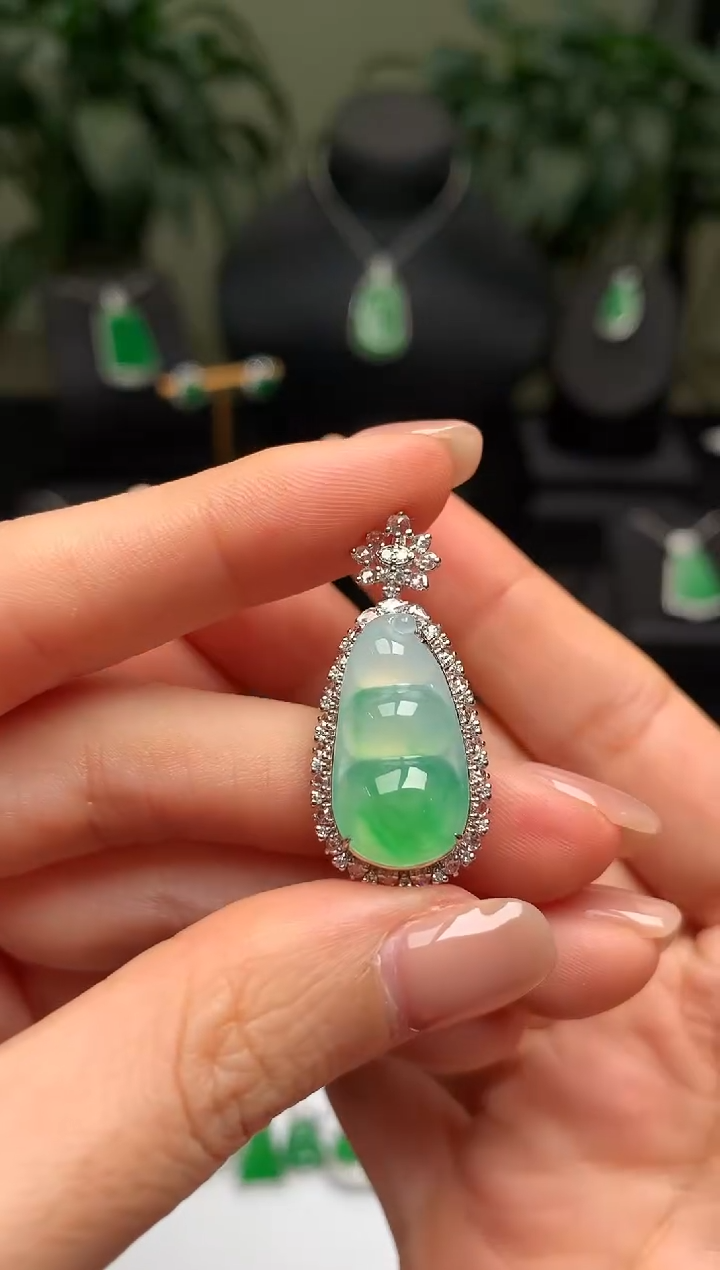 颈饰18K金镶嵌翡翠福豆