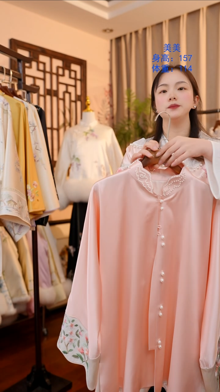 刺绣非遗服饰一物一件