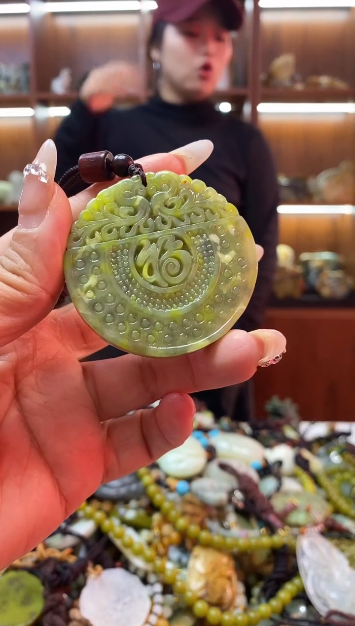 未镶嵌蛇纹石玉吊坠    