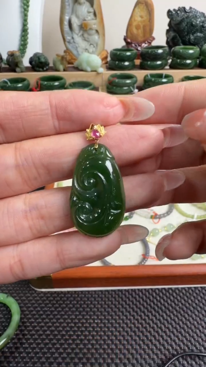 颈饰18K金镶嵌和田玉挂件