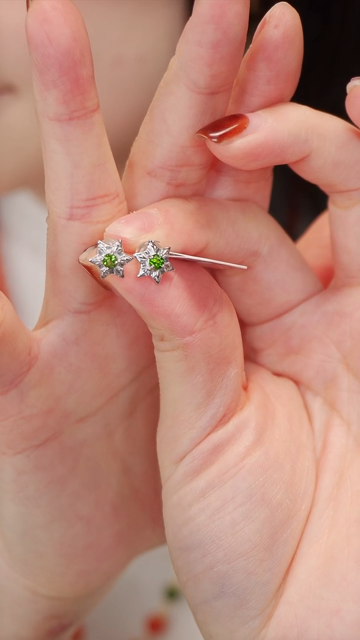 银S925镶嵌透辉石耳钉1【】