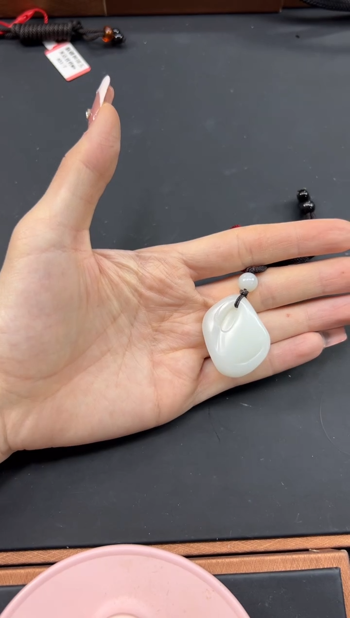 【闪购商品】和田玉吊坠(赠链)未镶嵌且末微色差米达吊坠