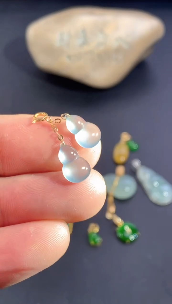 颈饰18K金镶嵌翡翠       