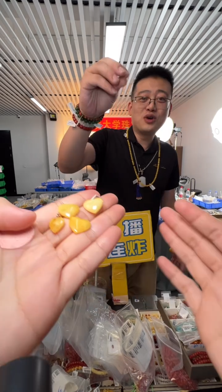 蜜蜡吊坠(不含链)未镶嵌俄料鸡油黄蜜蜡爱心吊坠多样性发一