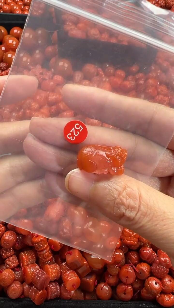 南红玛瑙未镶嵌颈饰1