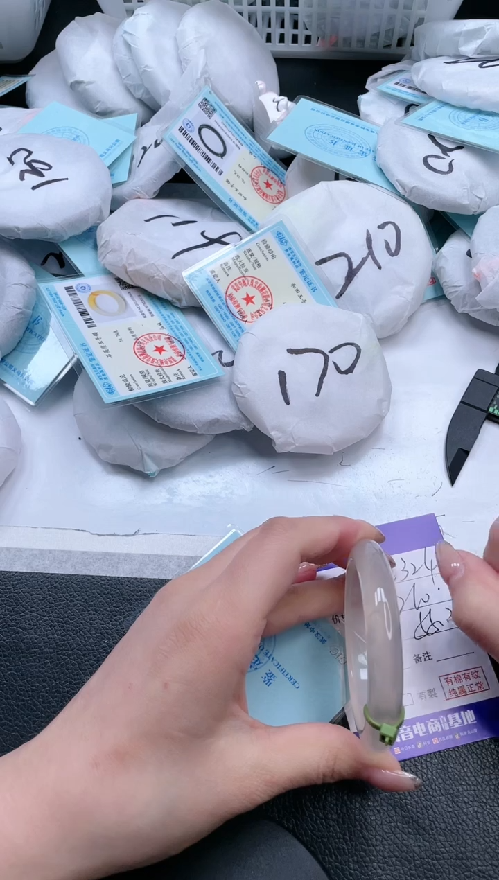 【闪购商品】石英质玉手镯未镶嵌8V324-55