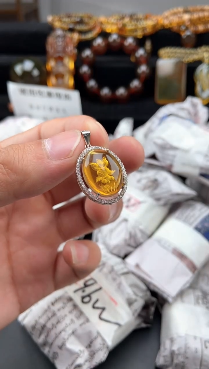 【闪购商品】银S925镶嵌琥珀颈饰阴雕金鱼吊坠