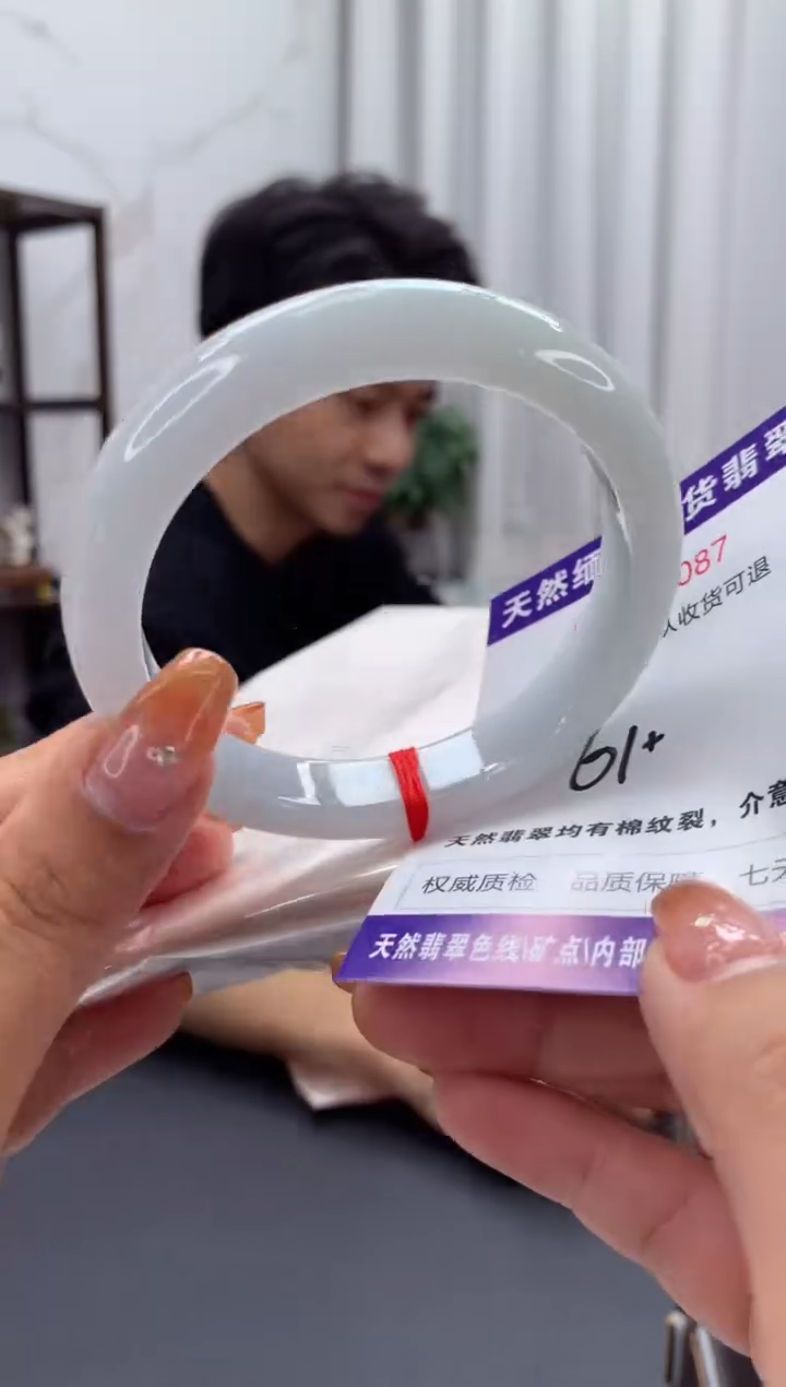 未镶嵌手镯翡翠有纹，完美者勿拍