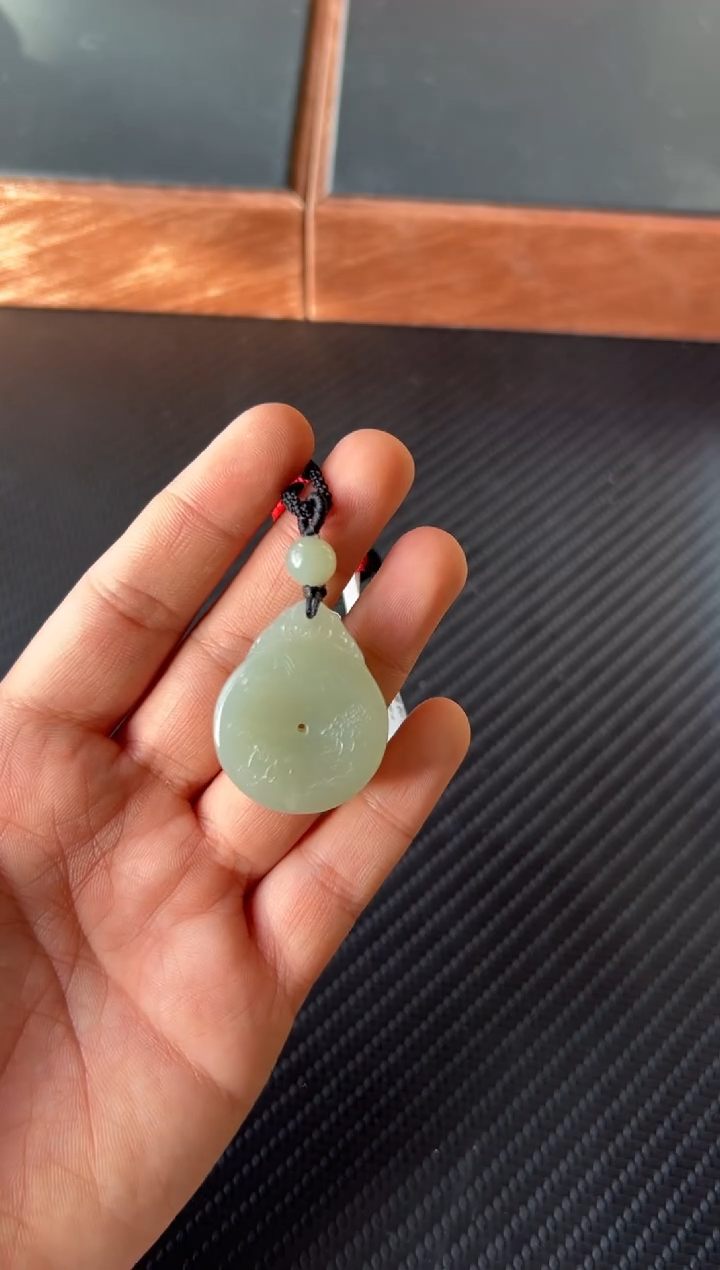 【闪购商品】和田玉吊坠(赠链)未镶嵌且末微色差