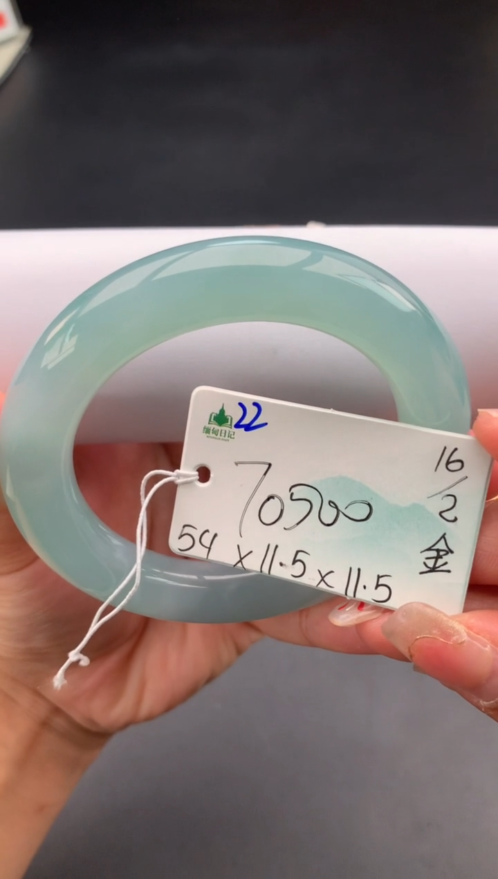 【闪购商品】翡翠手镯未镶嵌 #情人节#送礼，下单联系客服核对地址~