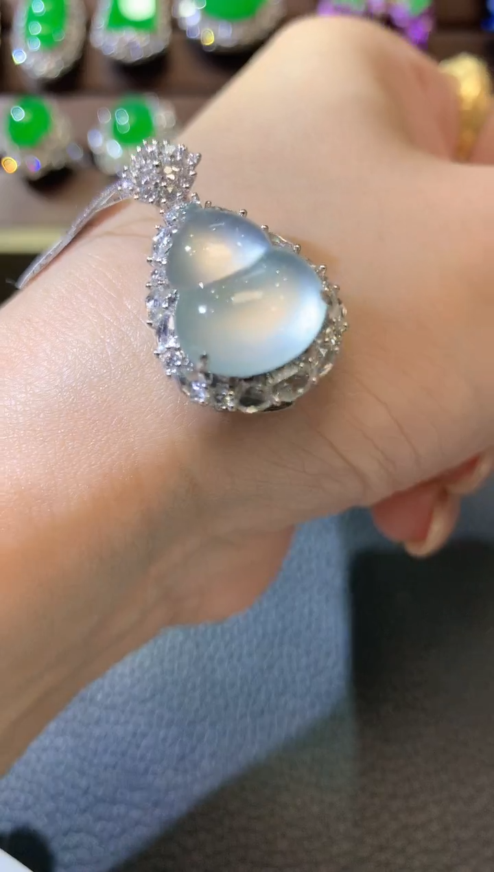 【闪购商品】翡翠吊坠(不含链)18K金镶嵌A77