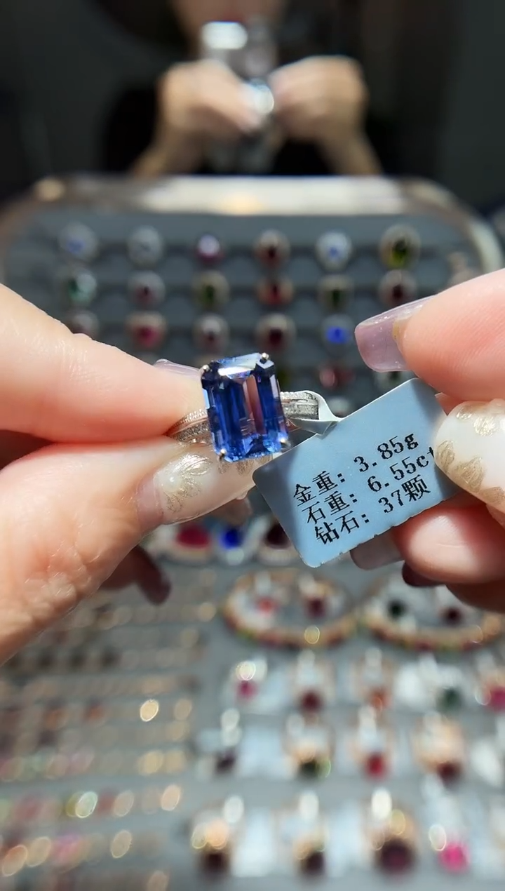 18K金镶嵌戒指坦桑石6.55