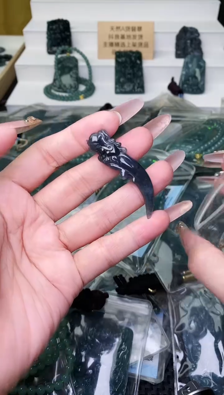 颈饰未镶嵌翡翠 