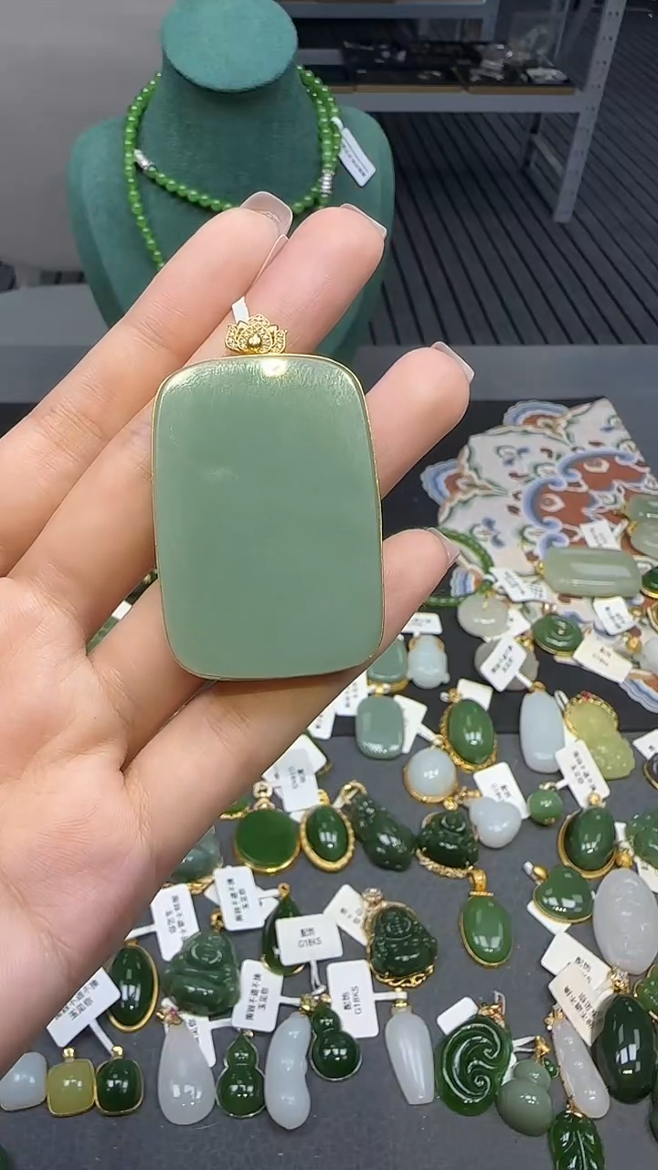18K金镶嵌和田玉挂件1