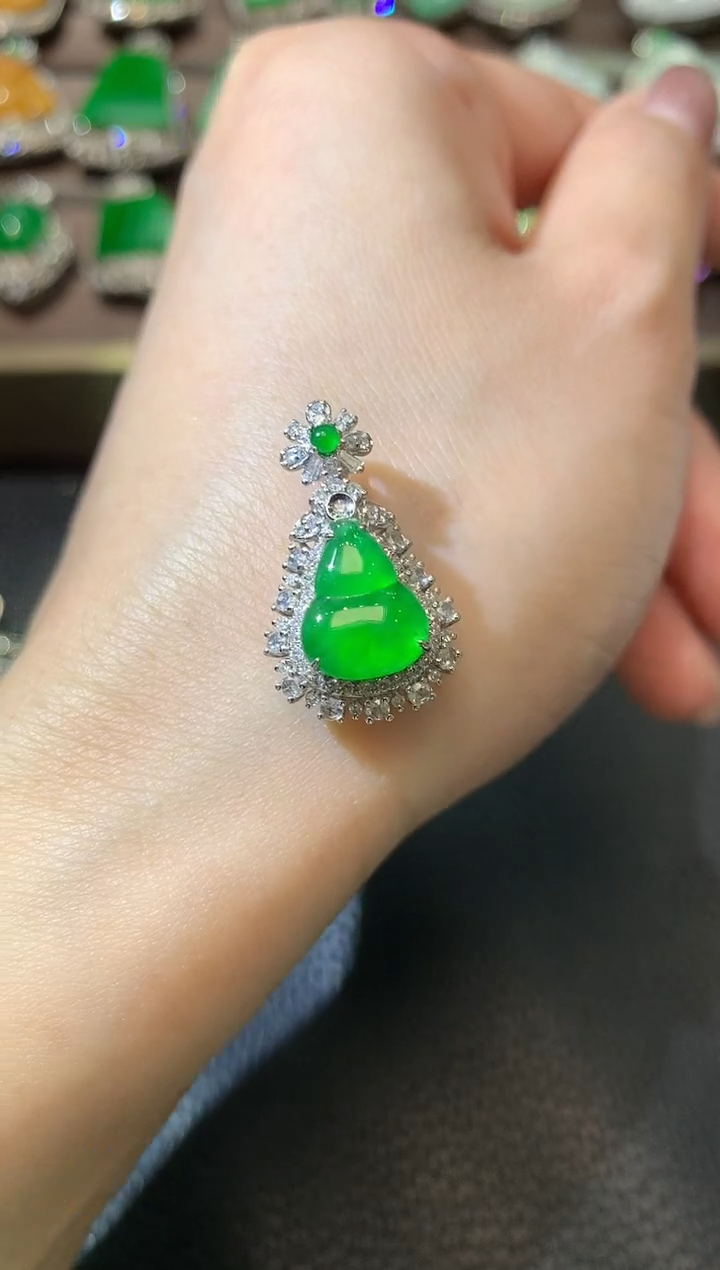 【闪购商品】翡翠吊坠(不含链)18K金镶嵌E11翡翠